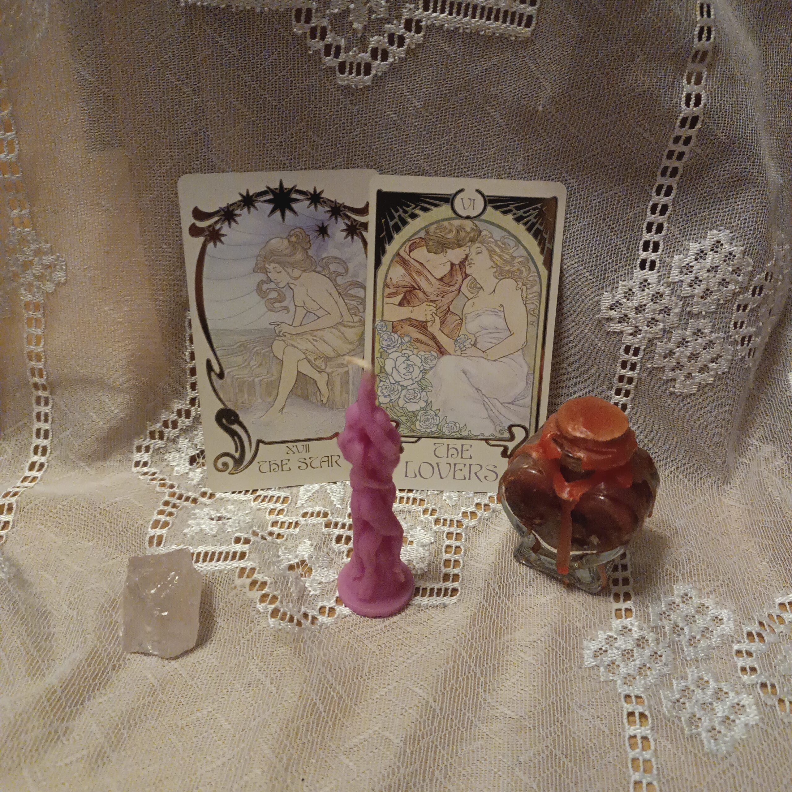 Karty tarota, świeca rytualna, talizmany